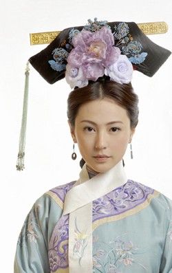 Qing Dynasty Empress Manchu Headpiece for Women Chinese Ancient Clothing, Qing Dynasty Fashion, Moda China, Qing Dynasty Clothing, Empresses In The Palace, Empress Of China, Chinese Accessories, Chinese Traditional Dress, Chinese Aesthetic