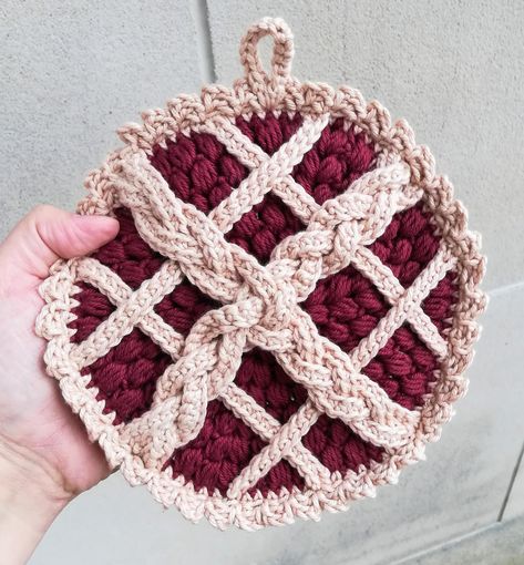 Pie Pot Holder, Pot Holder Crochet Pattern, Pot Holder Crochet, Lattice Pie, Us Crochet Terms, Thanksgiving Crochet, Crochet Potholder Patterns, Crochet Hot Pads, Confection Au Crochet