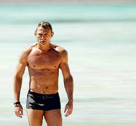 007 showing the world how to wear very small pants! Daniel Craig Body, Daniel Craig Workout, Craig Daniel, Craig 007, Tough Men, Physique Goals, Daniel Craig 007, Daniel Graig, Bond Style