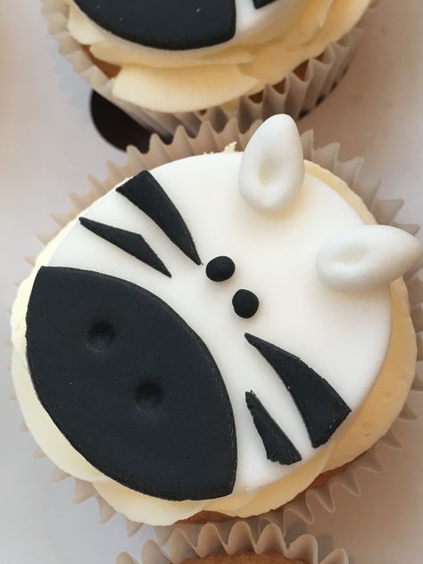 Animal Party Food, Zebra Cupcakes, Zebra Birthday, Zebra Party, Cake Hacks, Zebra Cake, Animal Cupcakes, Wild One Birthday Party, Cake Icing