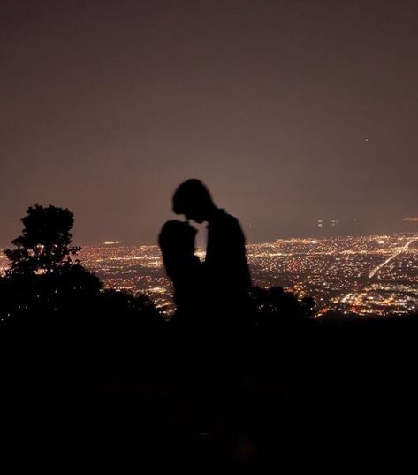 Creds: @kianamiya | fatmoodz | VSCO Couples Aethstetic Blurry, Teen Romance Aesthetic, Stargazing Aesthetic Couple, Couple Outside Night Aesthetic, Couple Shilloute Aesthetic, Hopeless Romantic Aesthetic Pictures, Love Aesthetics Couple Teen, Couple In City Lights Aesthetic, Sunset Romance Aesthetic