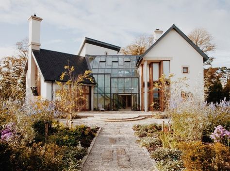 Modern Country Kitchens, Country Modern Home, Casa Country, Country Modern, Farmhouse Exterior, Country Style Homes, Country House Decor, Log Cabins, Modern Country