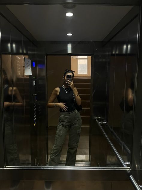 Lift Pics Aesthetic, Lift Selfie Ideas, Elevator Aesthetic Pics, Elevator Selfie Instagram, Lift Photoshoot Photo Ideas, Elevator Photoshoot Photo Ideas, Elevator Selfie Aesthetic, Elevator Pictures Instagram, Lift Photoshoot