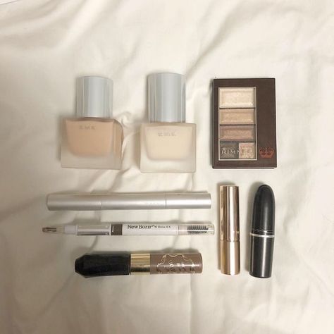 Minimal Makeup Collection, Minimalistic Makeup, Minimalist Makeup Bag, Girl Products, Makeup Nails Designs, Minimalist Makeup, Minimal Makeup, Beauty Care Routine, Fancy Makeup