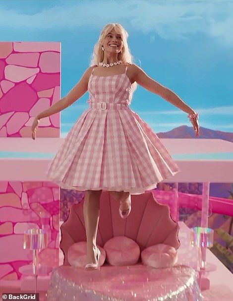 Barbie Pink Plaid Dress, Gingham Barbie, The Squid And The Whale, Barbie Film, Noah Baumbach, Barbie Halloween Costume, Barbie 2023, Marriage Story, Vintage Gingham