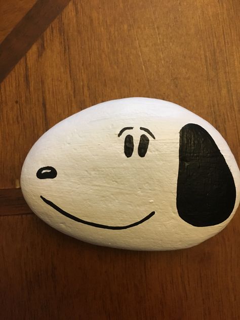 Rock Painting White Background, Painting Rocks For Beginners, Cute Pebble Painting, Cute Things To Paint On Rocks Easy, White Rock Painting Ideas, Pebble Painting Simple, Things To Paint On Rocks Aesthetic, Ideas Para Pintar Piedras Faciles, Fall Rocks Painted Ideas