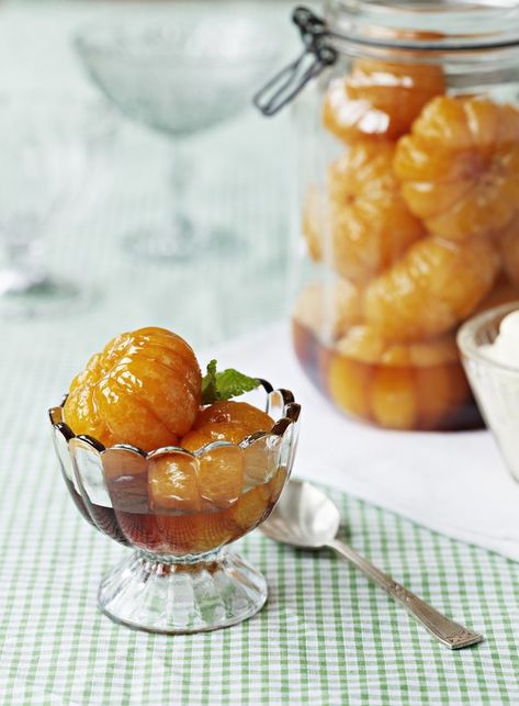 Make these mandarins 2-3 days in advance for a no-fuss dessert that appeals to everyone. Don’t worry if the mandarins come apart when peeling them. The recipe works just as well using mandarin segments. Candied Mandarin Orange, Eaton Mess Recipe, Mandarin Orange Recipes, Mandarin Dessert, Mandarin Recipes, Sweet Alternatives, Posset Recipe, Mandarine Recipes, Mandarin Orange Cake