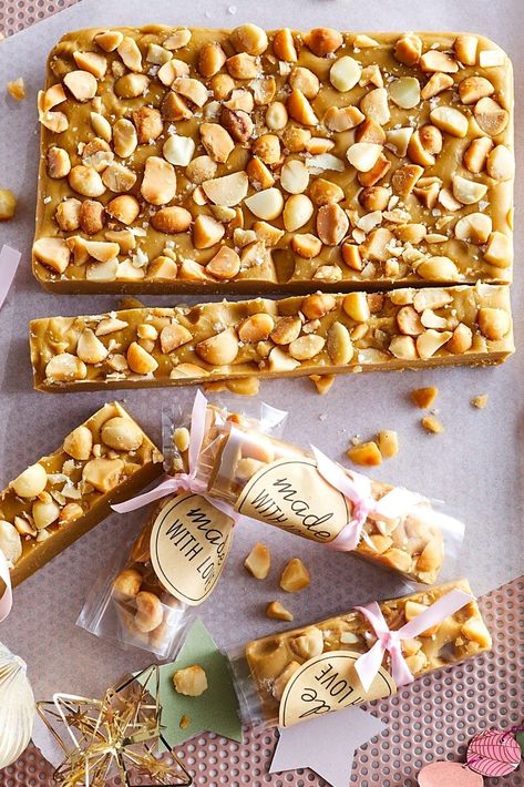 They look like they come from a classic confectioner, but you can whip up these bespoke bars in mere minutes. Impress your loved ones this year with this moreish caramel and macadamia fudge. This recipe makes 20 pieces, so there's plenty to gift and treat yourself to. Christmas Slice Recipes, Christmas Baked Gifts, Christmas Food Gift Ideas, Xmas Food Gifts, Christmas Biscotti, Christmas Sweets Recipes, Gardens Australia, Edible Christmas Gifts, Bush Tucker