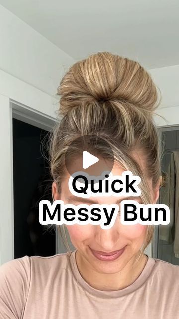 Lainey Ostrom on Instagram: "Quick messy bun! - #messybuntutorial #messybunlife #topknot #hairbun #topknot #hairhacks #hairtutorialvideos #hairideasforgirls #backtoschoolhairstyles" Growing Short Hair, Quick Bun Hairstyles, Quick Messy Bun, Cute Messy Buns, Sanggul Modern, Long Hair Do, Super Easy Hairstyles, Messy Bun Tutorial, Easy Bun Hairstyles