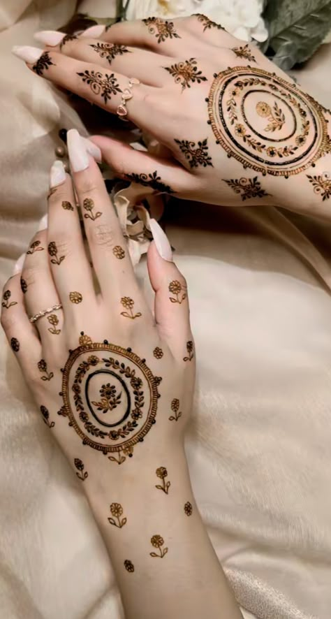 Mahandi Design Hands In Simple, Modern Bridal Mehendi, Dainty Mehendi Designs, Aesthetic Hena, Bridal Mehendi Designs Hands Latest, South Indian Mehendi, Dainty Henna Designs, Yemeni Henna, Aesthetic Henna Designs