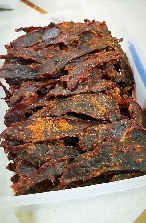 Thai Red Curry Beef Jerky Keto Beef Jerky Recipe, Oven Jerky, Jerky Marinade, Teriyaki Beef Jerky, Best Beef Jerky, Venison Jerky, Homemade Beef Jerky, Bison Meat, Beef Jerky Recipes