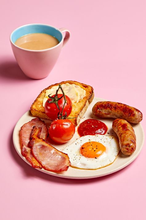 If you're looking for the ultimate Full English breakfast recipe then you need to try this one! We give you our recipe for the perfect breakfast, including how to best cook our British bacon and British sausages for this fry up breakfast recipe. For the best breakfast recipe or a traditional breakfast recipe, give this a go for your weekend brunch! #sausages #sausage #britishsausages #fullenglish #breakfast #breakfastrecipe #britishbreakfast #englishbreakfast #brunch #bacon Full English Breakfast Photography, Bacon Photography Food Styling, English Breakfast Illustration, British Breakfast Traditional, Bistro Photoshoot, English Breakfast Photography, Breakfast Recipes Bacon, English Breakfast Recipes, Bacon Breakfast Ideas