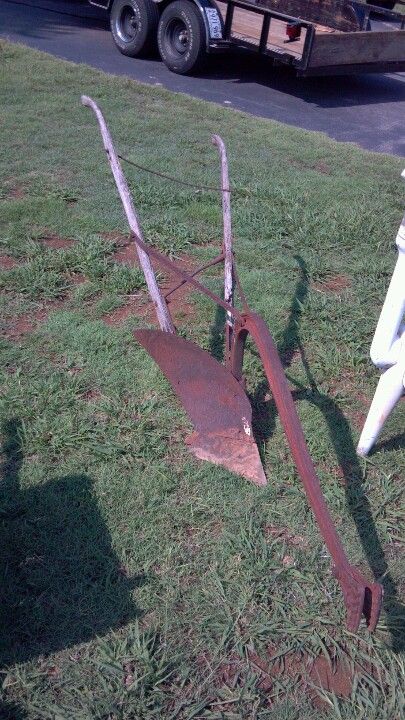 Old Plow Yard Decor, Garage Landscaping, Farming Tools, Old Farm Equipment, Farm Tools, Country Antiques, Farm Art, Metal Yard Art, Vintage Tractors