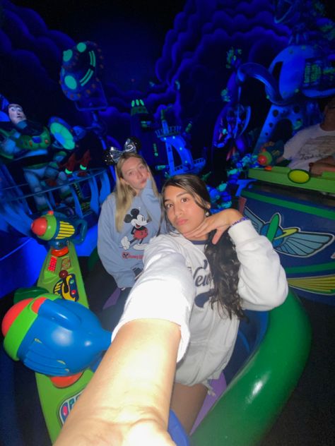 Disney Ride Picture Poses, Disney Pics With Best Friend, Disney World Pics With Friends, Disney World Friends Pictures, Disney Pic Inspo Friends, Disney Pictures With Friends, Disney Senior Trip, Disneyland Picture Ideas, Friends At Disney