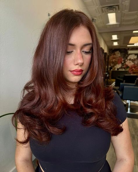 31 Deep Auburn Hair Ideas That Will Leave You Obsessed – Fashion Trend Hacks Level 5 Auburn Hair Color, Types Of Red Hair Shades, Auburn Hair With Dark Roots, Cool Auburn Hair, Natural Looking Red Hair, Deep Auburn Red Hair, Black Auburn Hair, Deep Auburn Hair Color, Hair Color Reference