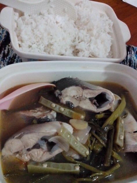 This is our lunch today. Yum! Sinigang Bangos! My favorite soup. Lunch Filipino Food, Pinoy Lunch, Filipino Lunch, Filipino Foods, Pinoy Food, Filipino Food, Filipino Recipes, Lunch Recipes, My Favorite