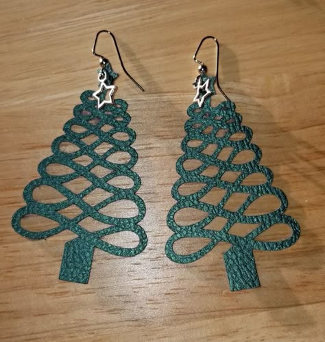 Christmas Leather Earrings, Cricut Jewelry Ideas, Cricut Earrings Diy, Cricut Leather Projects, Leather Earrings Cricut, Christmas Faux Leather Earrings, Leather Cricut, Earrings Cricut, Vinyl Earrings