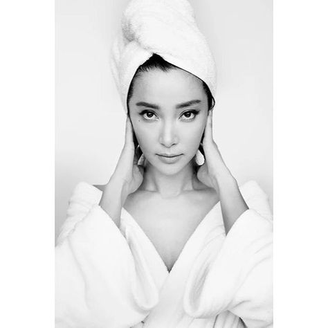 Chinese actress and singer Li Bing Bing gets her closeup for Mario Testino’s latest ‘Towel Series’. Bing Bing can be seen on the September 2015 cover of Vogue China, also photographed by Testino. In the black and white image, Li poses in a white robe with a towel wrapped around her hair for a striking … Mario Testino Kate Moss, Mario Testino Portraits, Towel Photoshoot, Kate Moss Mario Testino, Towel Series Mario Testino, Kate Moss By Mario Testino, Towel Series, Li Bingbing, Pause Button