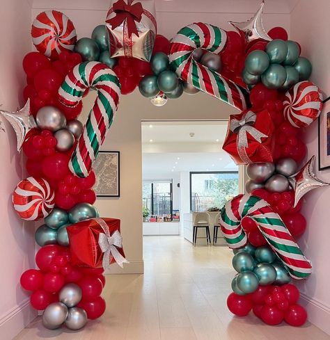 Little Balloon Box on Instagram: “Now that’s how you make an entrance 🎁 . . . . . . #christmasentrance #christmasballoons #candycanes #christmaspresents #magicalchristmas…” Balloon Wreath, Candy Balloons, Christmas Balloon Decorations, Ballon Party, New Year's Party Decorations, Balloon Box, Red Green Christmas, Green Balloon, Christmas Balloons