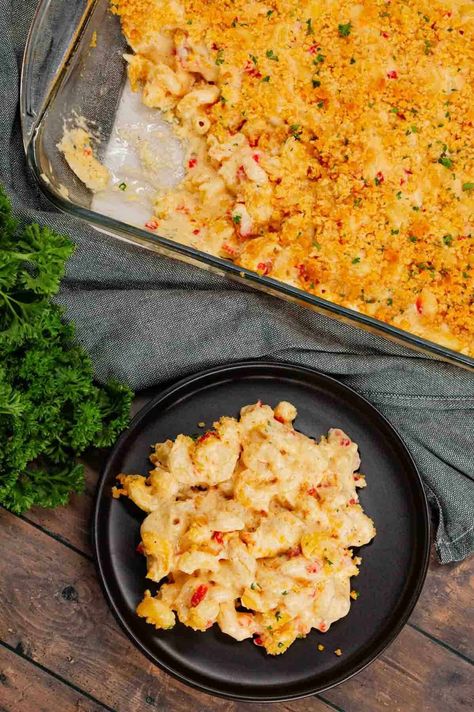 Pimento Mac and Cheese is a delicious creamy pasta recipe loaded with white cheddar, cream cheese and diced pimentos and baked with a buttery Ritz cracker topping. Pimento Mac And Cheese, Ritz Cracker Topping, Pecan Bars Recipe, Burger Side Dishes, Cracker Toppings, Pimiento Cheese, Ritz Cracker, Pasta Meals, Creamy Pasta Recipes