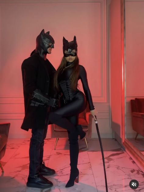 Cat Women Couples Costume, Dark Couple Costumes For Halloween, Celeb Couple Costumes, Couple Halloween Costumes Batman, Halloween Costumes Catwoman, Catwomen Und Batman Costume, The Mask Couple Costume, Cat Woman And Batman Costume Couple, Couple Costumes For Halloween Scary