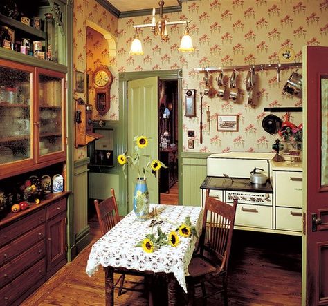 great early 20th century kitchen, whether new or restoration. Victorian Kitchens, Old Fashioned Kitchen, Victorian Kitchen, Vintage Farmhouse Style, Cottage Kitchens, Deco Retro, Cottage Interiors, Cozy Kitchen, Farmhouse Style Kitchen