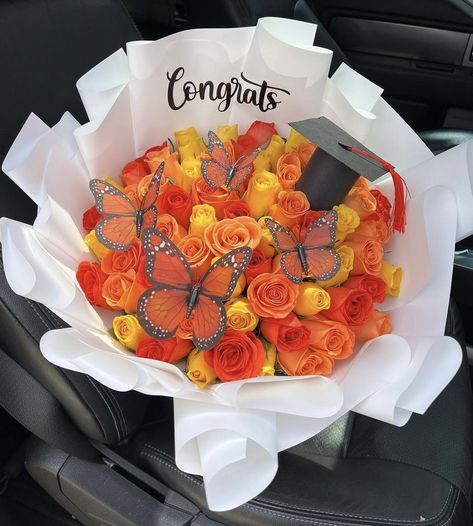 Yellow And Orange Roses Bouquet, Graduation Flowers Bouquet, Ramo Ideas, Bouquet Business, Orange Rose Bouquet, Graduation Flower Bouquet, Beautiful Roses Bouquet, Big Bouquet, Eternal Flowers