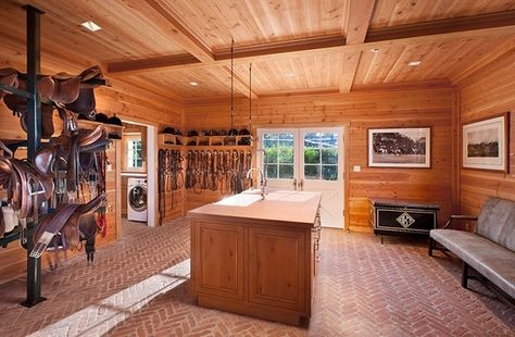 Love this tack room! Horse Tack Rooms, Equestrian Barns, Tack Rooms, Dream Stables, Dream Horse Barns, Horse Facility, Stables Design, Barn Plans, Dream Barn