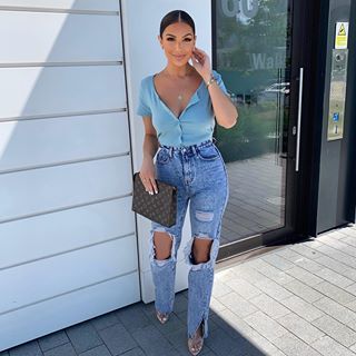 Katerina Themis, Straight Leg Jeans Outfits, Jeans Outfit Summer, Scoop Neck Top, Side Split, Mode Inspiration, Outfits Casuales, Cute Tops, Classy Outfits