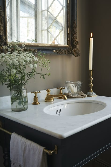 The Best Bathroom Washstand Chosen by Industry Experts - The deVOL Journal - deVOL Kitchens Bath Steps, Classic English Kitchen, Porcelain Pendant Light, Wall Cupboards, Bohemian Bathroom, Dark Bathrooms, Devol Kitchens, Loft Kitchen, Heirloom Furniture