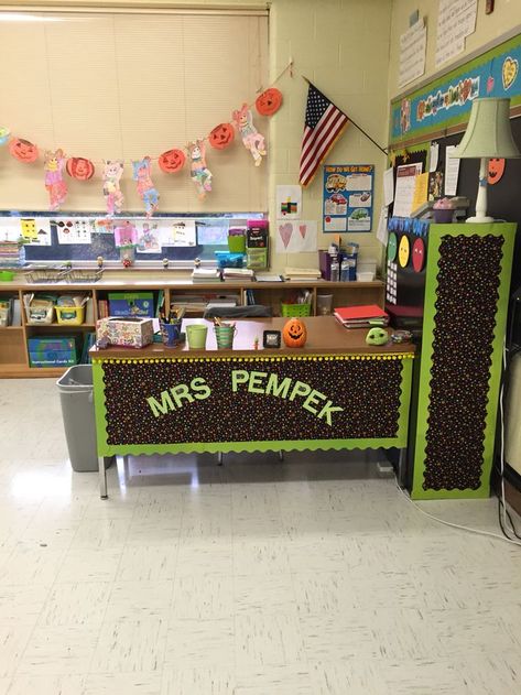 Teacher Desk Setup, Tiny Classroom, Teacher Desk Decorations, Coastal Classroom, Teacher Desk Area, Teacher Desks, Teacher Desk Areas, Teacher Organizer, Desk Arrangement