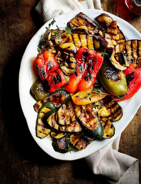 Grilled Meat And Veggies, Italian Serving Dishes, Italian Grilled Vegetables, Grilled Veg Salad, Italian Marinated Vegetables, Italian Barbeque, Italian Bbq Ideas, Rustic Italian Food, Italian Side Dishes Vegetables