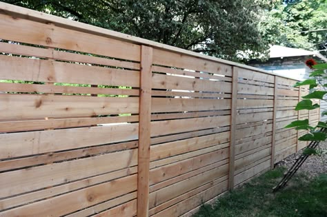 Looking for a modern fence? How about a new twist on classic cedar fencing. This is horizontal slats of varying widths. Gorgeous! Horizontal Wood Fence, Yard Privacy, Fence Options, Wood Fence Design, Sloped Yard, Modern Fence Design, Modern Front Yard, Privacy Fence Designs, Horizontal Fence