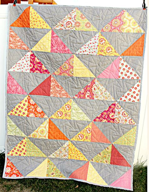 Easy Hst Quilt Patterns, Fall Sewing Projects, Flying Geese Quilt, Fall Sewing, Quilt Modernen, Half Square Triangle Quilts, Half Square Triangle, Lap Quilts, Pretty Quilt