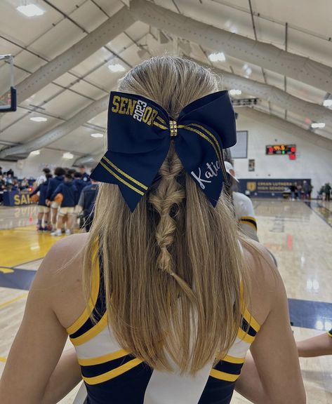 Cheer Hair Styles Half Up Half Down With Bow, Curly Hair Cheerleader, Cheerleader Hairstyles For Short Hair, College Cheer Hairstyles, Hairstyle For Cheerleaders, Cheer Pictures Hairstyles, Cheer Braid Hairstyles, Cheerleading Hairstyles For Short Hair, Cheer Hair Styles With Bows