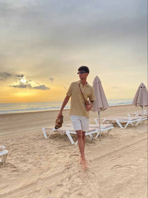 Korean Summer Outfits Men Beach, Korean Beach Aesthetic, Goa Poses, Outfit Praia, Mia Outfits, Summer Outfits Men Beach, Island Outfits, Goa Travel, Beach Outfit Men