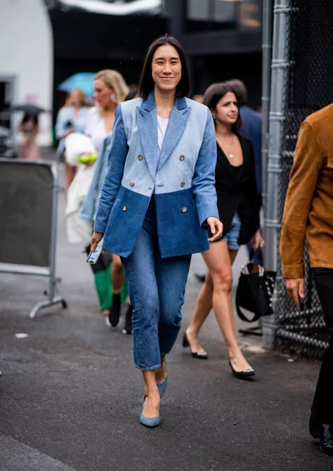 Jeans in the heat can feel stifling. | Cool Denim-on-Denim Street Style and Outfit Ideas | POPSUGAR Fashion Photo 3 Denim Blazer Outfit, Eva Chen, Denim Street Style, Jeans Trend, Denim Shorts Outfit, Raw Denim Jeans, Skirt And Sneakers, All Jeans, Blazer Jeans