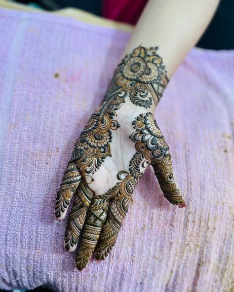 Artist : Sanjida Hello beautiful ladies ! We are taking appointments for Bridal , Semi bridal & non bridal henna events. You’ll get artistic & professional services from us. We are giving home service all over dhaka city 🇧🇩 & New york city 🇺🇸 -We have a wonderful team to cover events. Inbox us for pricing and book your slot soon! 📞 +8801894379398 🇧🇩 📞 +19295530746 🇺🇸 @labonno_s_henna_artwork Our Special Organic henna cone that gives the darkest stain ⬇️ Large (25-28g) 130/- Small (20-22g... Semi Bridal Henna, Taking Appointments, Dhaka City, Latest Arabic Mehndi Designs, Organic Henna, Henna Cones, Arabic Mehndi Designs, Arabic Mehndi, City New York