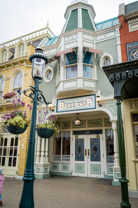 Disneyland Main Street, Planet Coaster, Paris Guide, American Houses, Main Street Usa, Business Colors, Cerámica Ideas, Visit France, Cool Mirrors