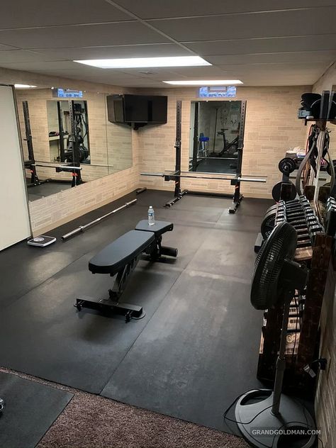 100 Home Gym Ideas for the Basement: Full Guide (Photos) – Grand Goldman Home Gym Ideas Small Workout Rooms, Ruang Gym, Home Gym Layout, Home Gym Ideas Small, Small Home Gyms, Small Home Gym Ideas, Home Gym Basement, Casa Garage, Dream Home Gym