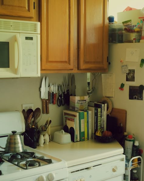 90s Kitchen, Girls Apartment, 90s House, Kitchen Clutter, Up House, Old Kitchen, Future Apartment, Apartment Kitchen, House Room