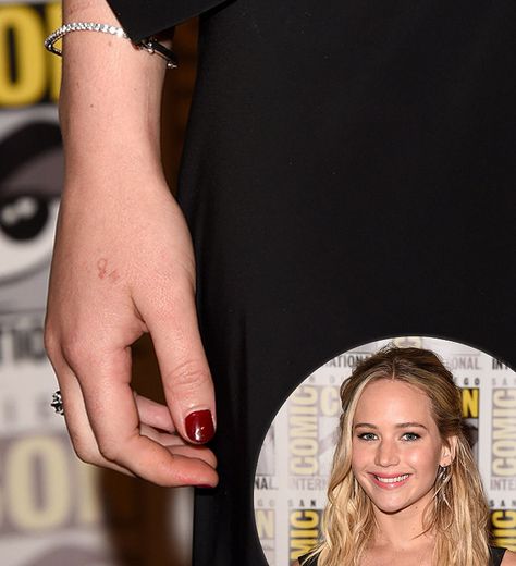 Look closely! Jennifer Lawrence has a tiny scar-colored tat on her hand that reads "H20." Jennifer confessed to E! Online that she got the ink on a whim with costar Liam Hemsworth. Danish Aesthetic Wallpaper, Jennifer Aniston Tattoo, Elegant Rose Tattoo, Rihanna Images, Danish Aesthetic, Tattoo On Hand, Hollywood Scenes, Prettiest Celebrities, Jaime King