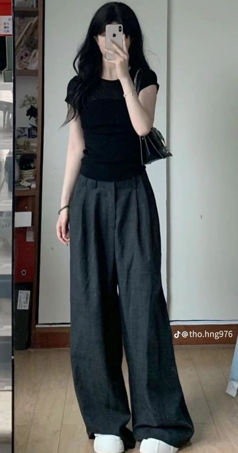 Comfort Outfits Aesthetic, Caretaker Outfit, Academic Summer Outfits, Casual Outfits Pants, Casual Smart Outfit Women, Tight Shirt Loose Pants Outfit, Wide Hips Outfit, White Top And Black Skirt, Academic Outfit