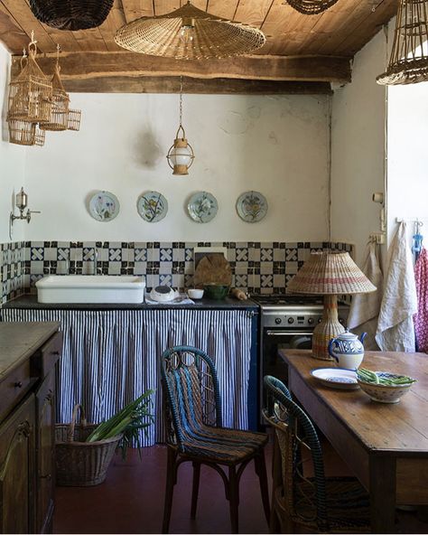 Vintage Italian Kitchen Aesthetic, 90s Tuscan Kitchen, Tuscan Kitchen 2000s, Low Cupboard, European Kitchens, Rattan Chair, Farm Table, Cottage Chic, Cupboard