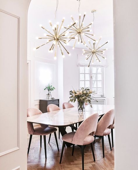 This space is so pretty. Love how bright it is and those pink chairs are perfect for any dining room #pinkchair #lighting #housedesign #inspired Pink Chairs, Dining Room Lamps, Mid Century Dining Room, Minimalist Dining Room, Dining Room Inspiration, Design Del Prodotto, Dining Table Marble, Dining Room Chandelier, Dining Room Walls