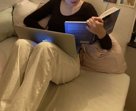 Romanticizing Homeschool, Uni Girl Aesthetic, Studious Girl Aesthetic, Smart Girl Aesthetic Study, High Achiever Student Aesthetic, Academic Validation Aesthetic, Smart Girl Aesthetic, School Romanticized, Perfect Grades