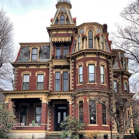 Chancellor-Burwell-Lowe-Brown House Victorian Homes Exterior, Victorian Style House, Old Victorian Homes, Victorian Style Homes, Casa Country, Brown House, Victorian Buildings, Old Mansions, Victorian Mansions