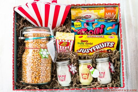 Movie Night Gift Box ideas for Gifts in a Jar that are family friends and an easy Secret Santa Gift anyone cane easily make. Movie Night Hamper, Movie Night Box Ideas, Themed Gift Box Ideas, Movie Box Ideas, Gift Boxes Ideas, Movie Night Kit, Family Movie Night Gift, Redbox Gift, Date Night Basket