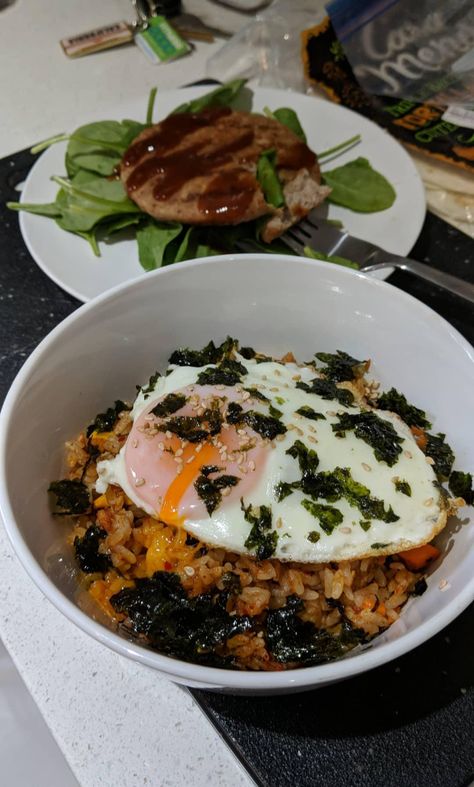 [Homemade] Bibimbap (fried rice with kimchi tuna veggies and an egg) sprinkled with seasoned roasted seaweed and sesame seeds. Seaweed Tuna Rice, Meals With Seaweed, Rice And Seaweed Recipes, Seaweed Food Ideas, Roasted Seaweed Recipes, Tuna Bibimbap, Homemade Bibimbap, Egg With Rice, Rice With Seaweed