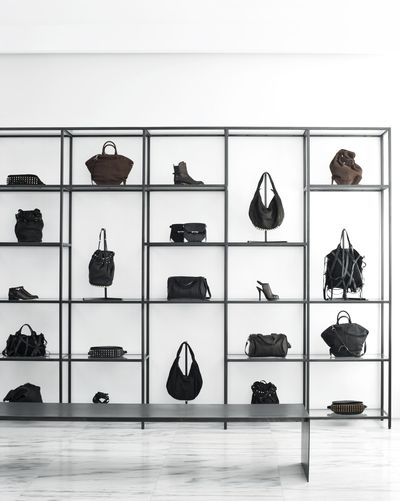 Display Shelf Design, Shoe Store Design, Handbag Display, Handbag Stores, Shop Fittings, Bag Display, Display Furniture, Retail Store Design, Shoe Display